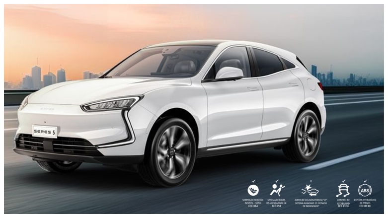 Camioneta eléctrica Seres 5 en carretera con atardecer y edificios de fondo