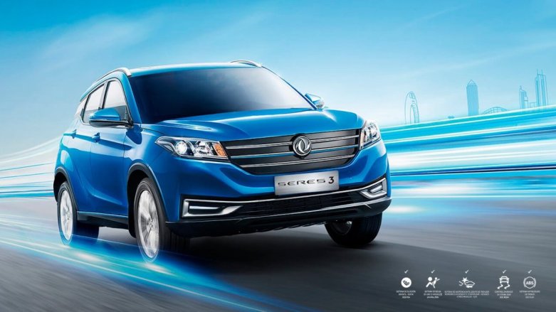 Modelo Seres 3 en fondo futurista.