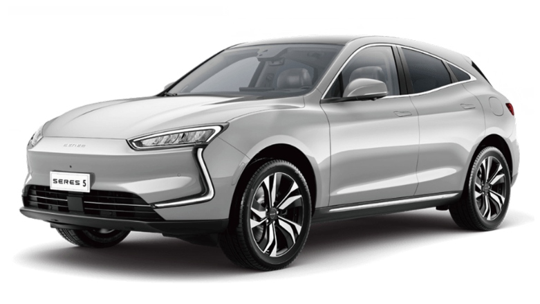 Modelo de vehículo eléctrico Seres 5 sobre fondo blanco. 