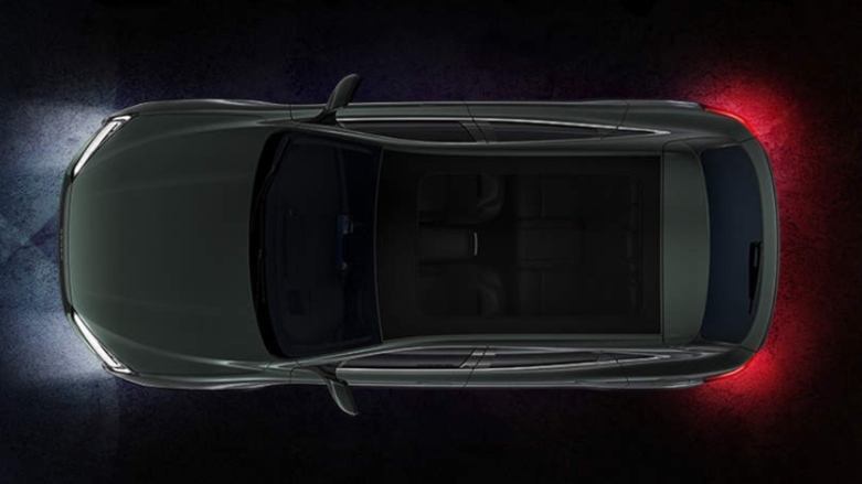 Vista superior de SUV eléctrico Seres 5 con techo panorámico.