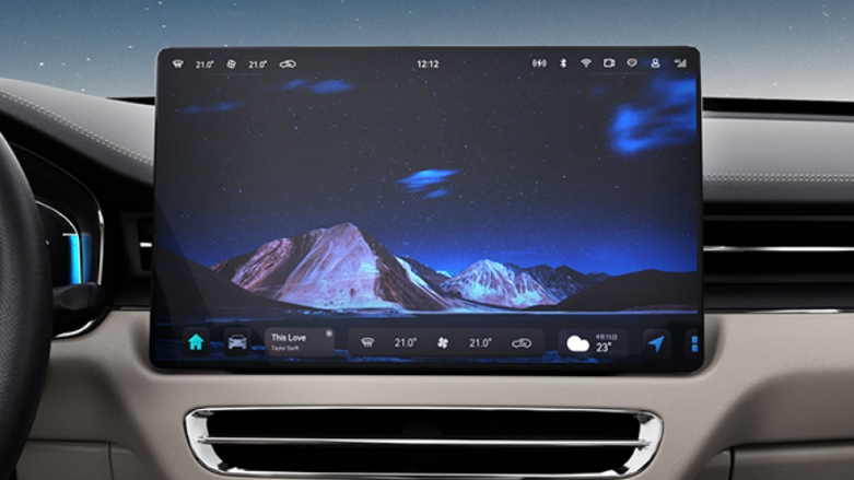 Vista interior de SUV Seres 5 con pantalla táctil de 15 pulgadas.