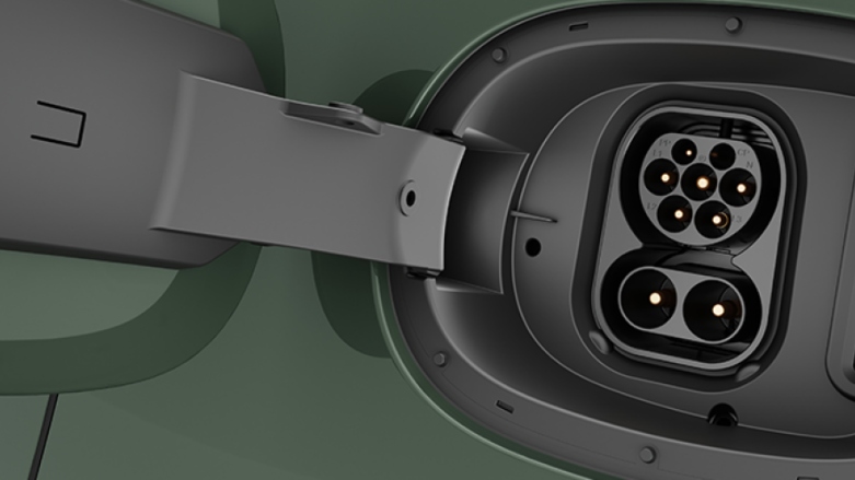 Vista cercana de entrada de cargador para vehículo electricos Seres 5.