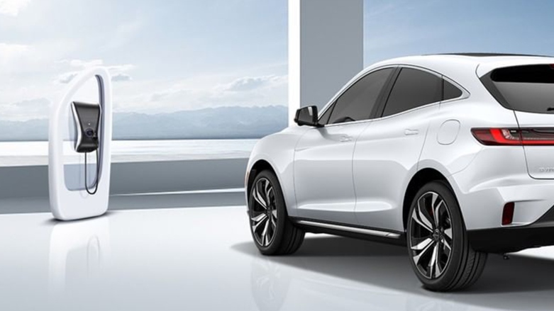 Vista trasera de Seres 5 con estación de carga al frente. 