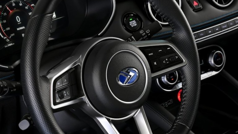 Vista cercana de volante de conducción de Seres 3 con botones.