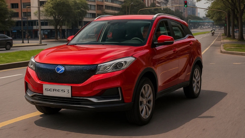 Auto eléctrico Seres 3 color rojo siendo conducido por las calles de la ciudad.    