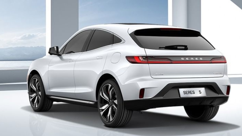 Vista trasera de carro eléctrico Seres 5 en una estación de carga.   