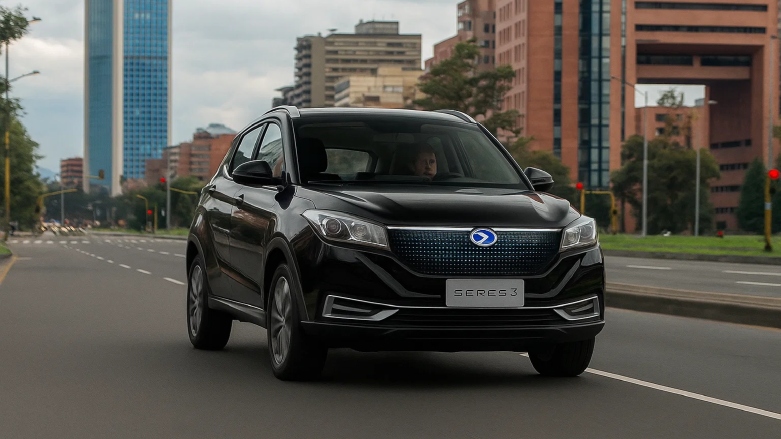 Auto eléctrico Seres 3 siendo conducido por calles de la ciudad de Bogotá. 
