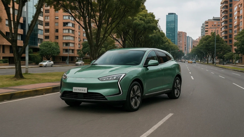 Auto eléctrico Seres 5 siendo conducido por calles de la ciudad de Bogotá. 